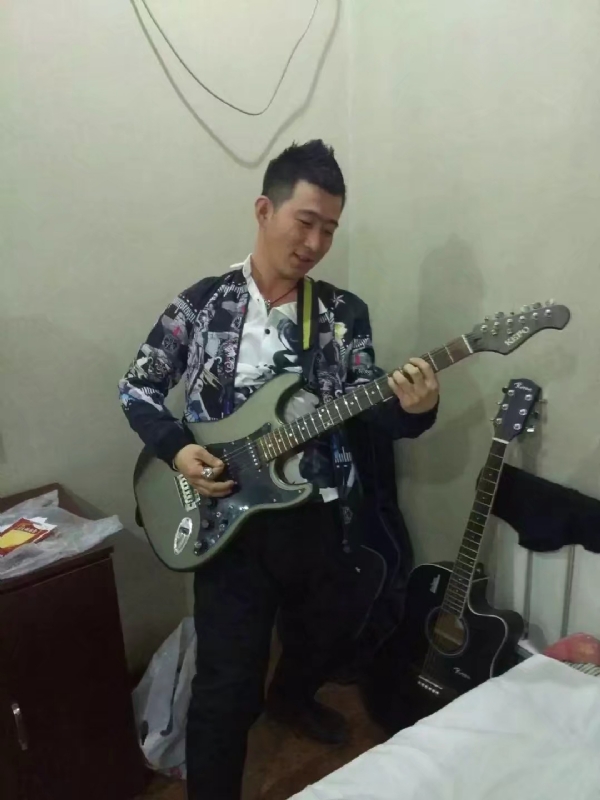 小吉他的第一张照片--南平相亲服务中心