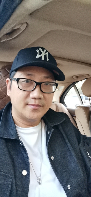 拥抱幸福的第一张照片--南平相亲服务中心