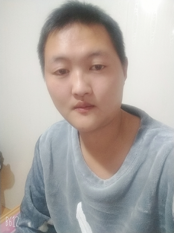 烟圈里透着伤的第二张照片--南平相亲服务中心