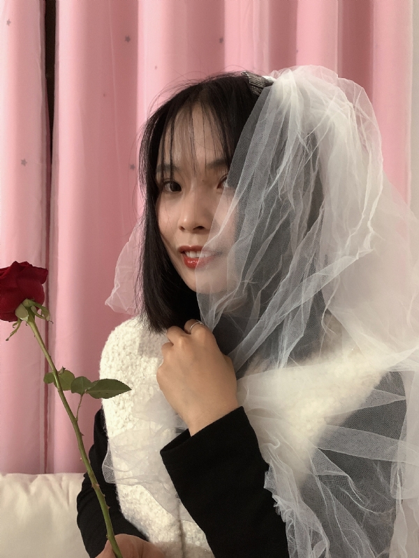 持紫菜包饭的女孩的第一张照片--南平相亲服务中心