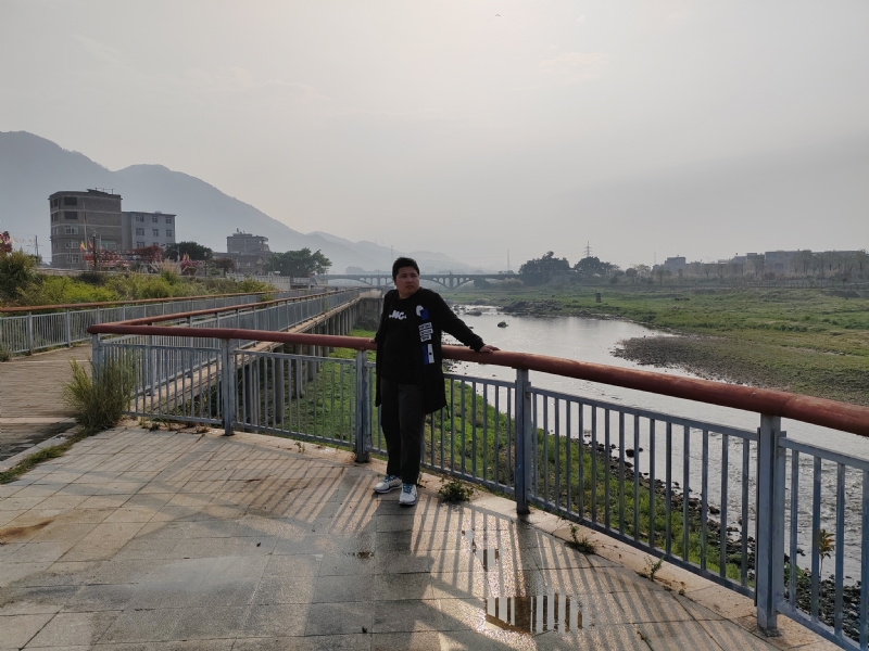 笑看蓝天的第一张照片--南平相亲服务中心